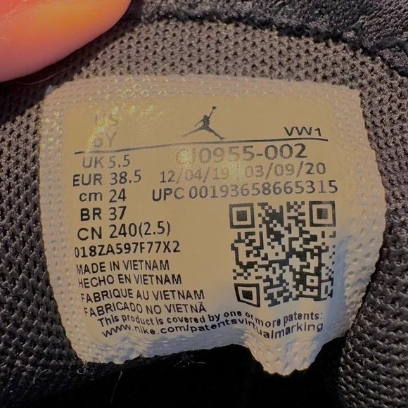 Jordan Black Women's Sneakers - Picture 5 of 5